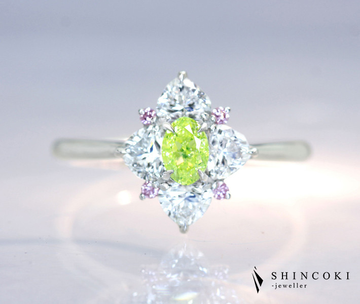 【HANDMADE】PT950 天然グリーンイエローダイヤモンド　0.30ct FANCY INTENSE GREEN YELLOW VS-1 天然ピンクダイヤモンド　0.038ct ダイヤモンド　0.744ct　ハートシェイプ　リング[GIA]　