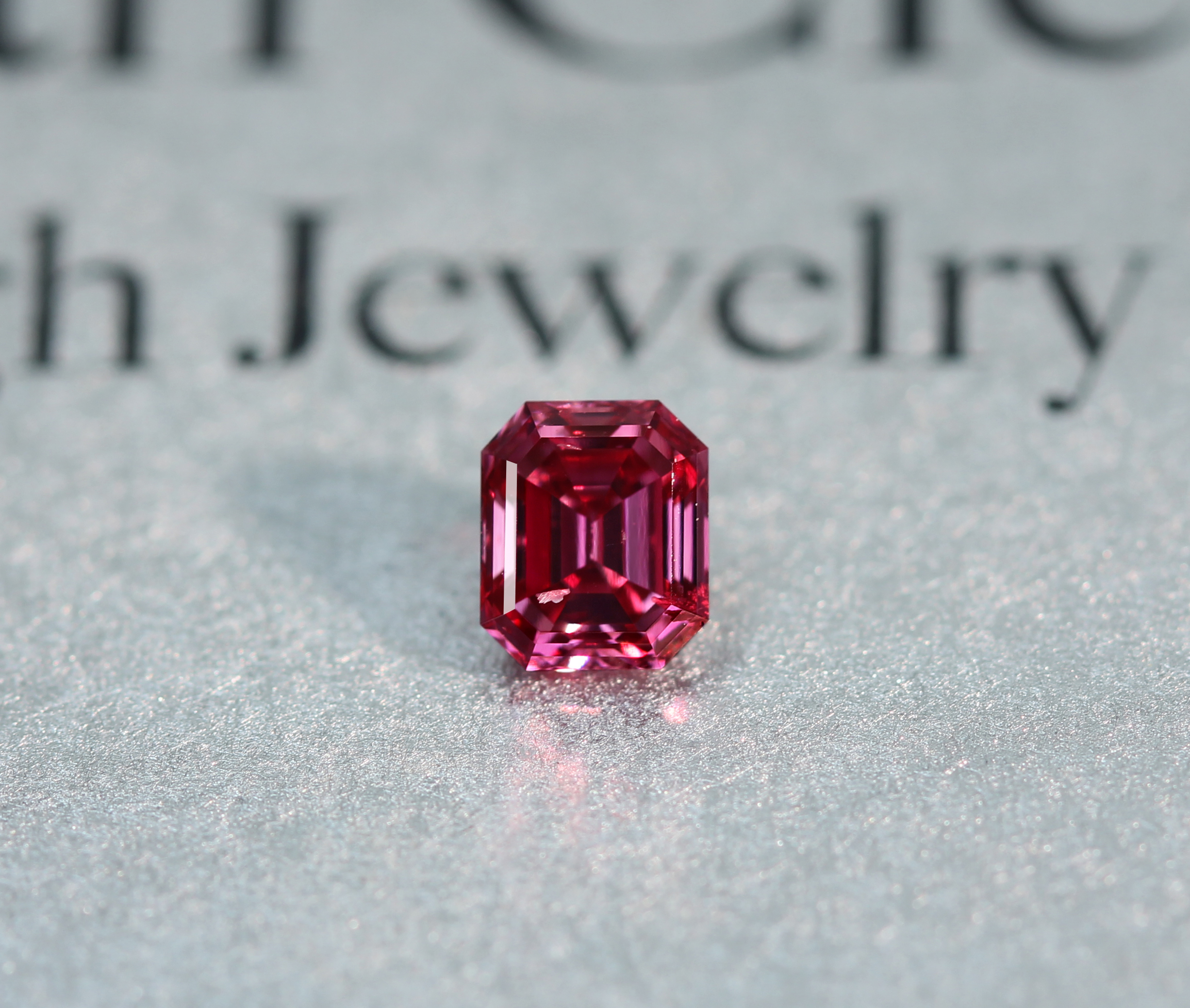 《PINK TENDER!ピンクテンダー》レッドダイヤモンド　FANCY PURPLISH RED 0.31ct エメラルドカット 〔GIA/中央宝石研究所〕