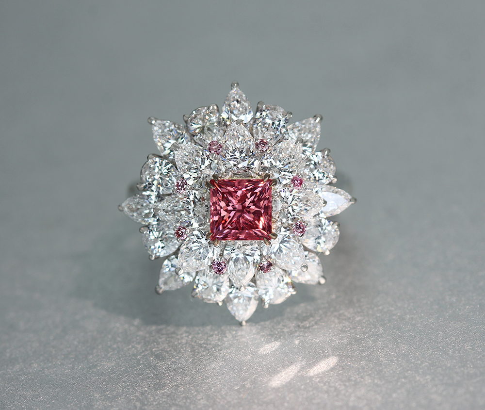 【HANDMADE】PT950 ピンクダイヤモンド 1.005ct FANCY VIVID PINK SI2 リング ピンクダイヤモンド 0.068ct/ダイヤモンド 3.690ct[中央宝石研究所]