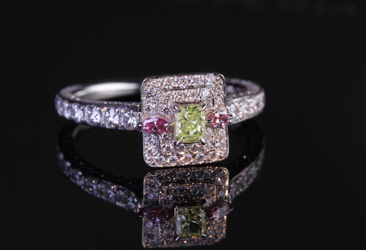 【HANDMADE】PT950 グリーンダイヤモンド ピンクダイヤモンド リング FANCY YELLOW GREEN VS2 0.192ct 0.070ct 0.805ct ダイヤモンド[CGL]