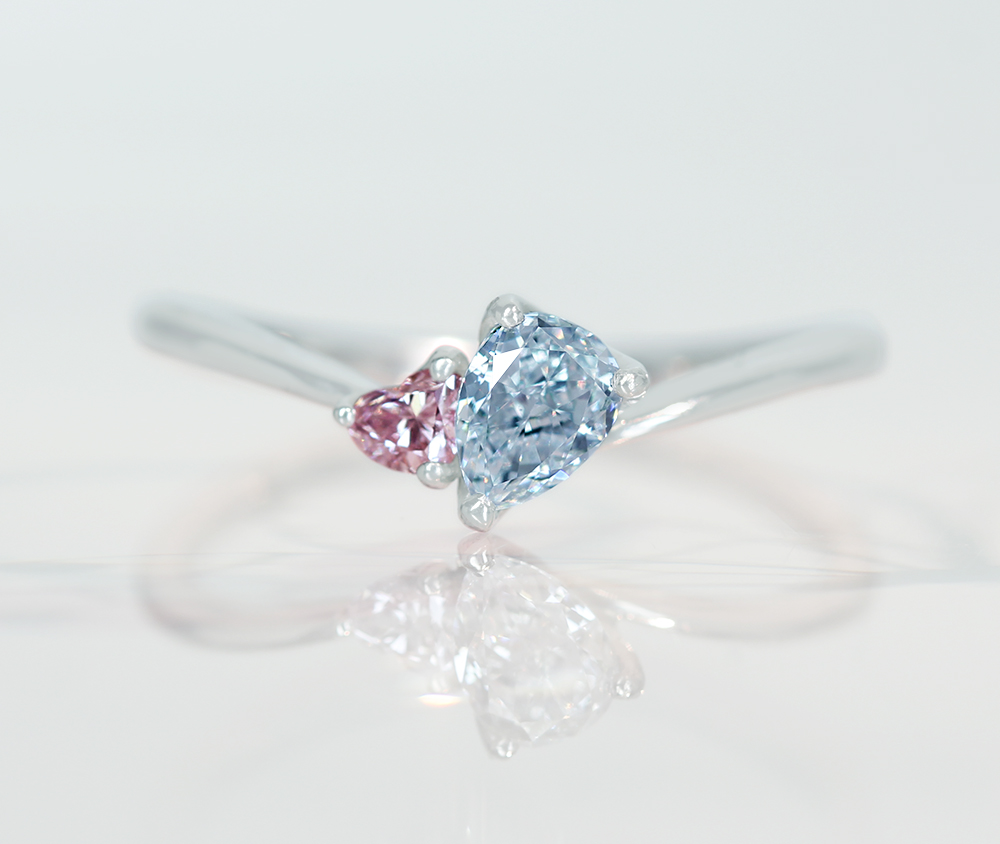 【HANDMADE】PT950　天然ブルーダイヤモンド　0.387ct　VERY LIGHT BLUE　VS-2　ペアシェイプ　天然ピンクダイヤモンド 0.097ct　LIGHT PURPLISH PINK SI1 ハートシェイプ　リング[AGT/中央宝石研究所]