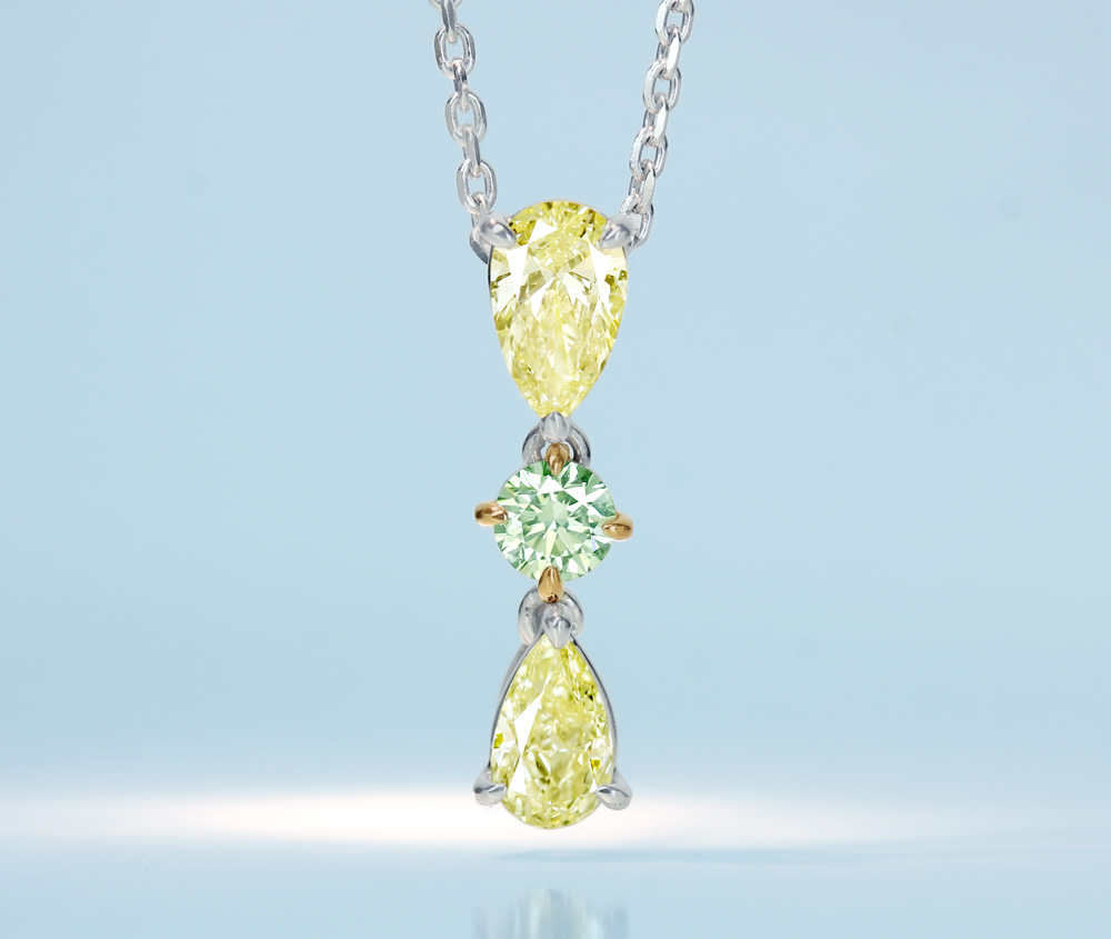 【HANDMADE】PT950/K18PG　カメレオンダイヤモンド　0.144ct　FANCY LIGHT GRAYISH YELLOW GREEN　SI-1　イエローダイヤモンド　0.309ct　FANCY LIGHT YELLOW　VS-1　イエローダイヤモンド　0.298ct　FANCY LIGHT YELLOW　VS-2　ペンダントトップ　ペアシェイプ[CGL]