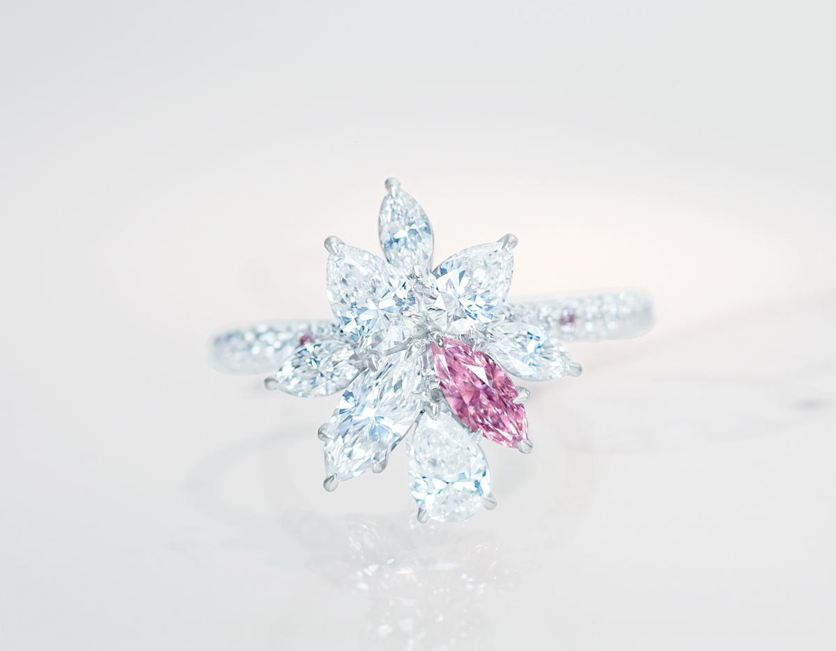 【HANDMADE】PT950　天然ピンクダイヤモンド　0.195ct　FANCY PINK　SI-1　0.266ct　D VVS2 　0.132ct　[中央宝石研究所]