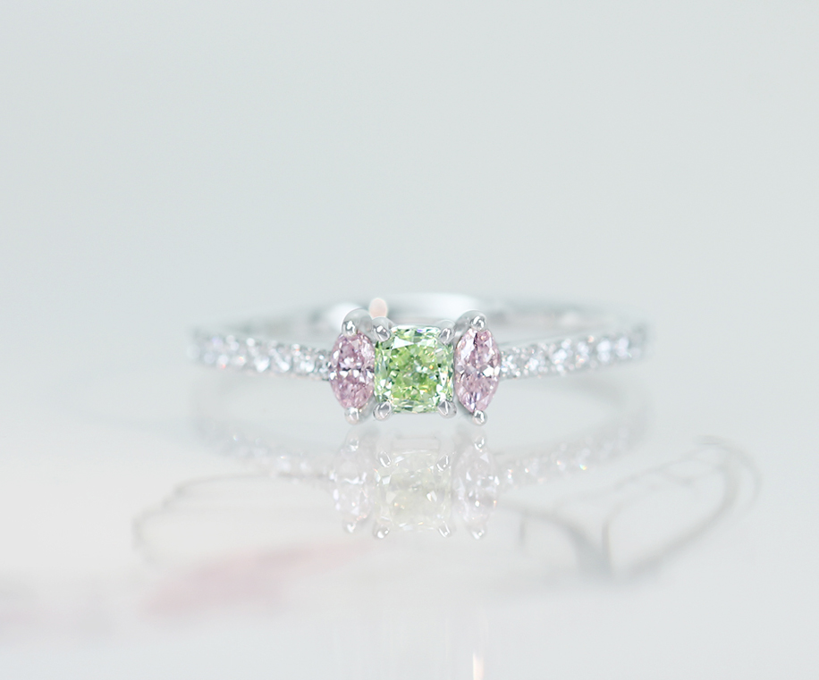 【HANDMADE】PT950　天然グリーンダイヤモンド　0.235ct　FANCY YELLOW GREEN　SI-1　天然ピンクダイヤモンド　0.057ct　FANCY LIGHT PINK　0.060ct　FANCY LIGHT PURPLISH PINK ダイヤモンド　0.123ct　リング　[中央宝石研究所]