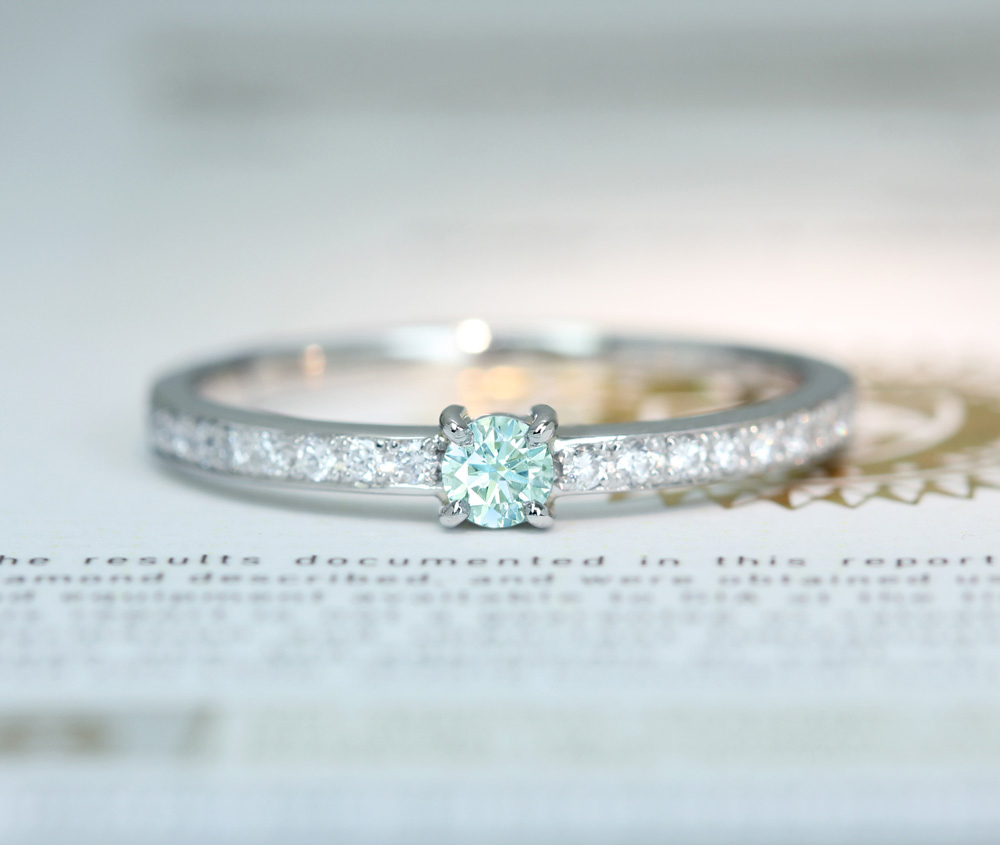 【HANDMADE】PT950　天然グリーンダイヤモンド　0.098ct　VERY LIGHT BLUISH GREEN　VS-1　ダイヤモンド　0.127ct　リング[CGL]