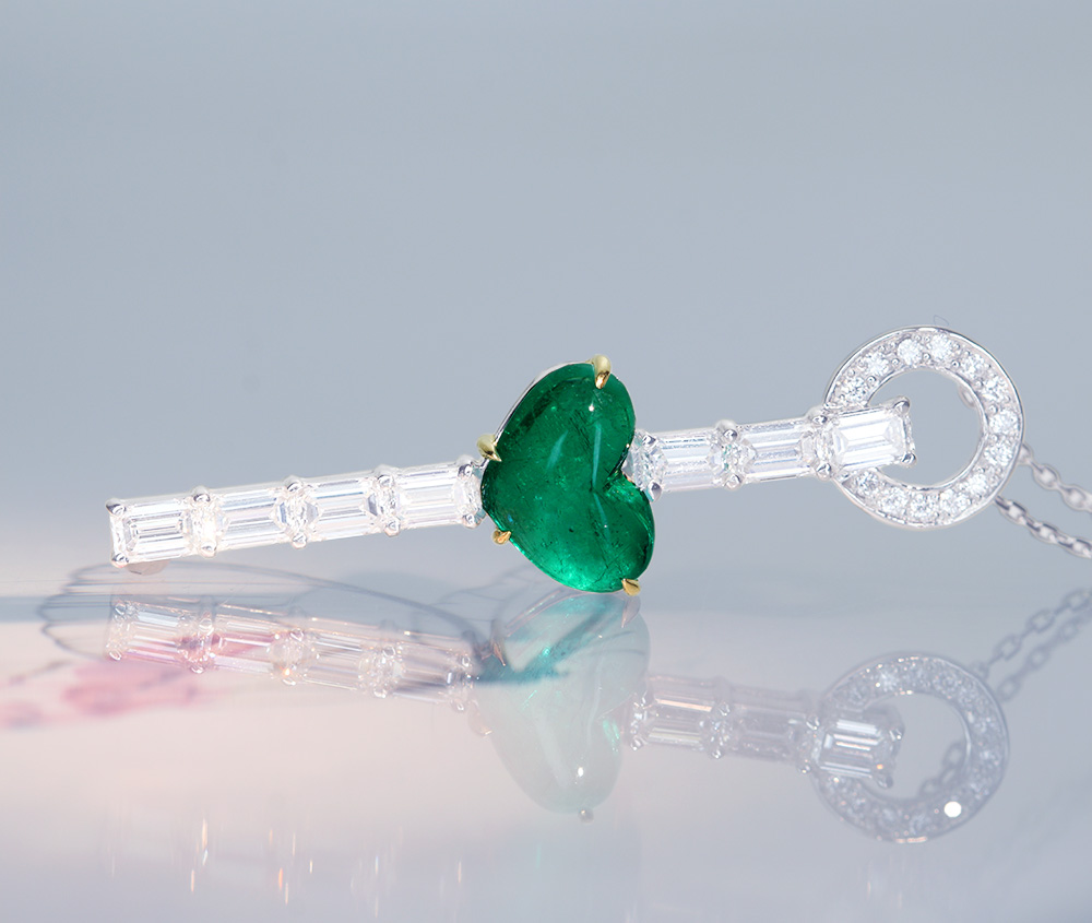 【HANDMADE】PT950/K18YG　エメラルド　1.567ct　ハートシェイプ　カボションカット　ダイヤモンド　0.886ct　ネックレス[宝石貴金属協会ソーティング]