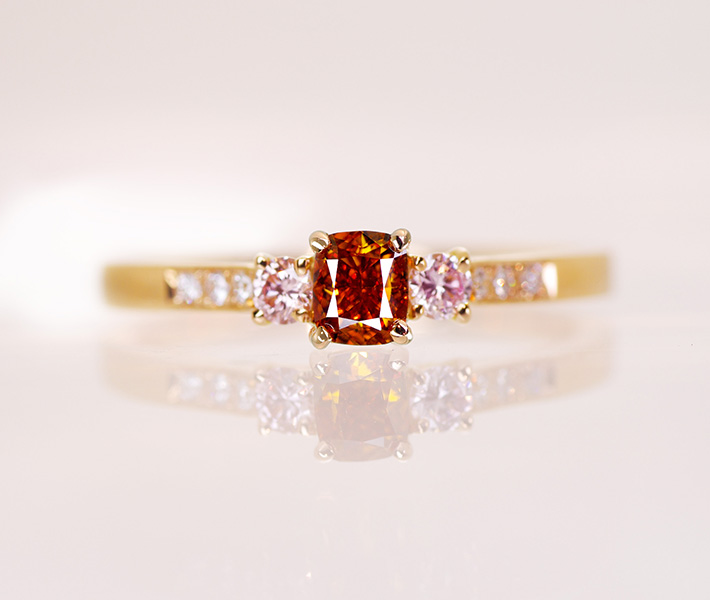 【HANDMADE】K18PG オレンジダイヤモンド 0.302ct FANCY DEEP BROWNISH YELLOW ORANGE ピンクダイヤモンド 0.051ct FANCY PINK VS-2 0.049ct FANCY LIGHT PINK SI-2 リング