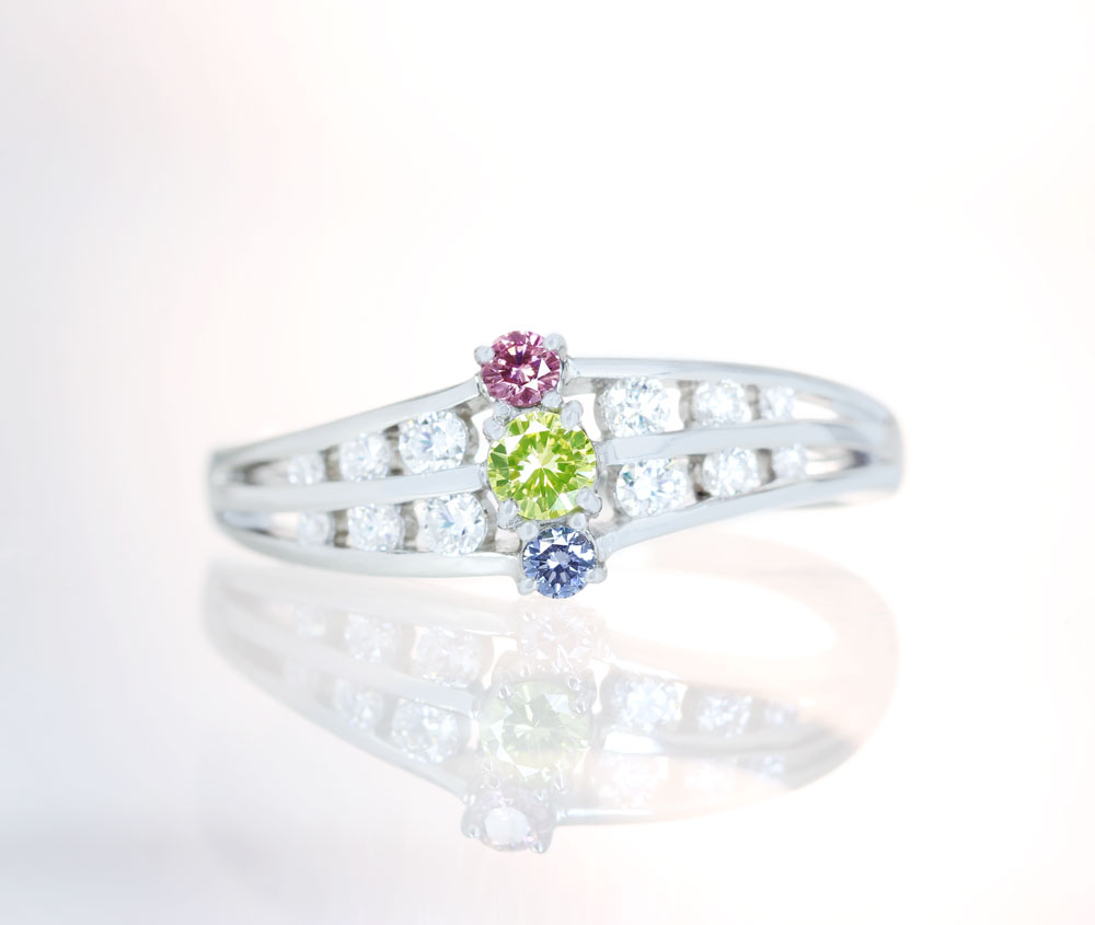 【NEW　HANDMADE -　BIRTHDAY -】PT950　グリーンイエローダイヤモンド　0.098ct FANCY GREEN YELLOW VS-1 ピンクダイヤモンド　0.041ct FANCY DEEP PINK SI-2 ヴァイオレットダイヤモンド　0.03ct ダイヤモンド　0.21ct リング[AGT付]