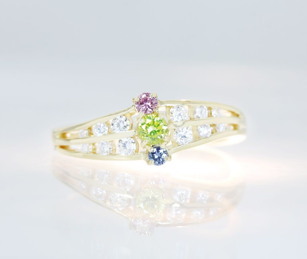 【NEW　HANDMADE -　BIRTHDAY -】K18 グリーンイエローダイヤモンド 0.115ct FANCY INTENSE GREENISH YELLOW VS-1 ピンクダイヤモンド　0.039ct FANCY PURPLISH PINK SI-2 ヴァイオレットダイヤモンド　0.026ct ダイヤモンド　0.21ct　リング[AGT付]