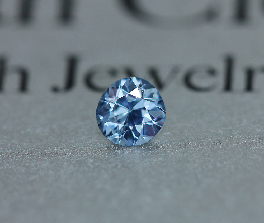 《PINK TENDER!ピンクテンダー》ブルーダイヤモンド　FANCY BLUE 0.101ct オールドヨーロピアンカット 〔GIA/中央宝石研究所〕