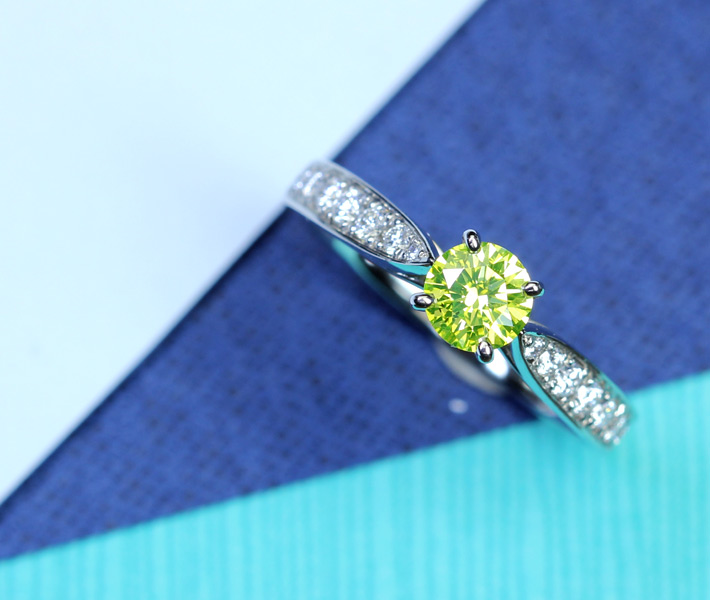 【HANDMADE】PT950 0.433ct FANCY VIVID YELLOW GREEN SI-2 ダイヤモンド リング 0.233ct ダイヤモンド ※中央宝石研究所ソーティングシート付き