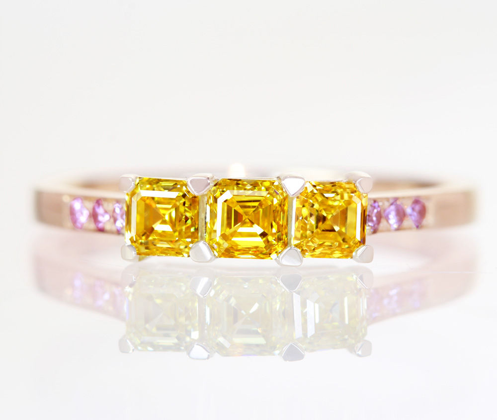 【特別価格】【HANDMADE】K18 イエローダイヤモンド FANCY VIVID YELLOW VVS-2 0.229ct/FANCY VIVID YELLOW VVS-2 0.235ct/FANCY VIVID YELLOW SI-1 0.259ct ピンクダイヤモンド 0.057ct リング[CGL]