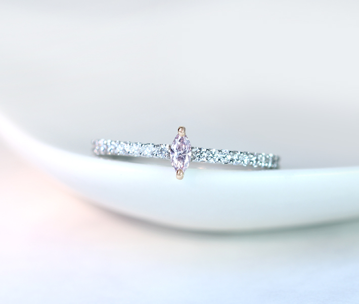 【HANDMADE】PT950/K18 0.075ct FANCY LIGHT PINK SI2 ピンクダイヤモンド リング 0.23ctダイヤモンド 花びらのようなピンクダイヤモンド