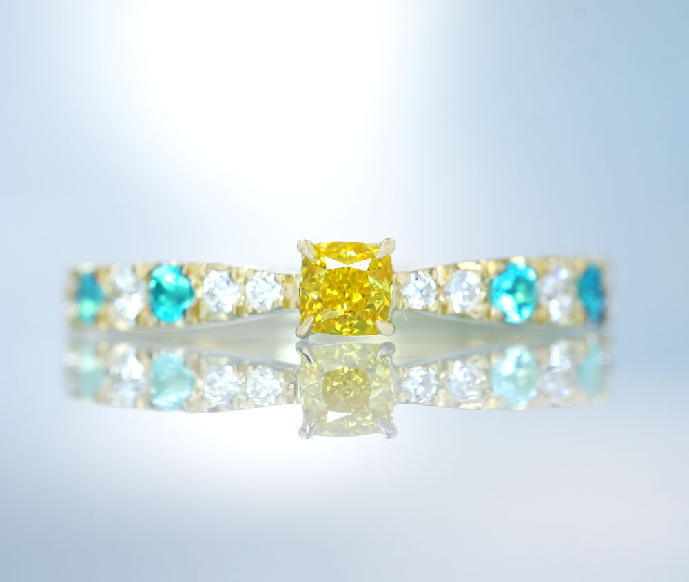 【HANDMADE】K18 天然イエローダイヤモンド　0.203ct FANCY VIVID YELLOW SI-2 パライバトルマリン 0.136ct ダイヤモンド 0.244ct リング [AGT]