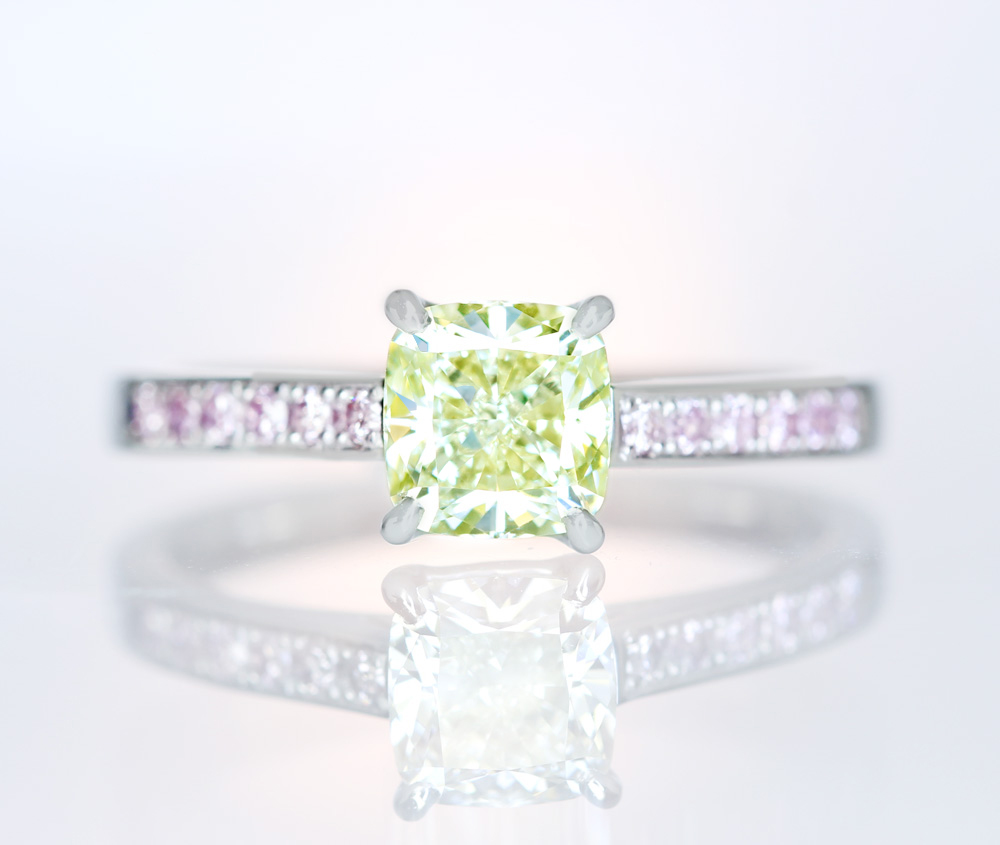 【特別価格】《SPRING COLOR DIAMOND 1ct HANDMADE -CUSHION-》PT900 ダイヤモンド　1.003ct LIGHT YELLOW　L VS1　天然ピンクダイヤモンド　0.123ct リング【CGL】