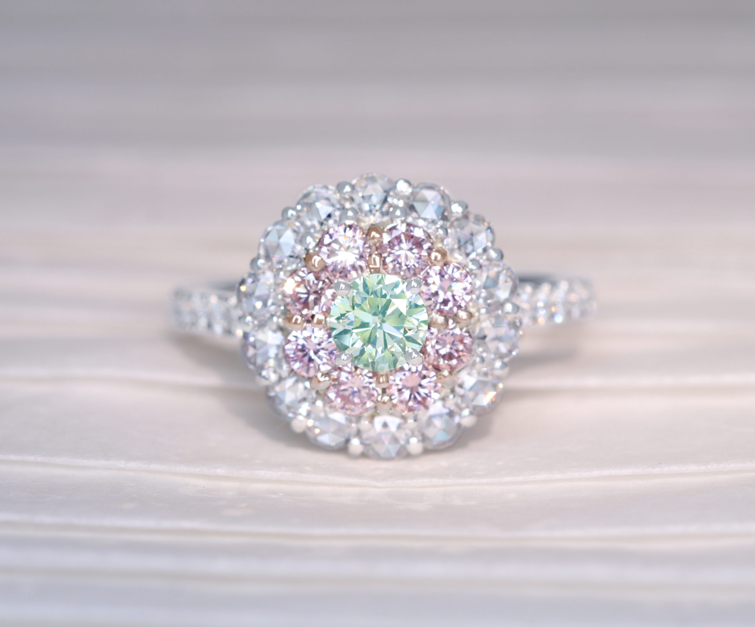 【HANDMADE】PT950　 0.38ct FANCY LIGHT YELLOWISH GREEN SI2 ピンクダイヤモンド（すべてソーティング付）　ローズカットダイヤモンド