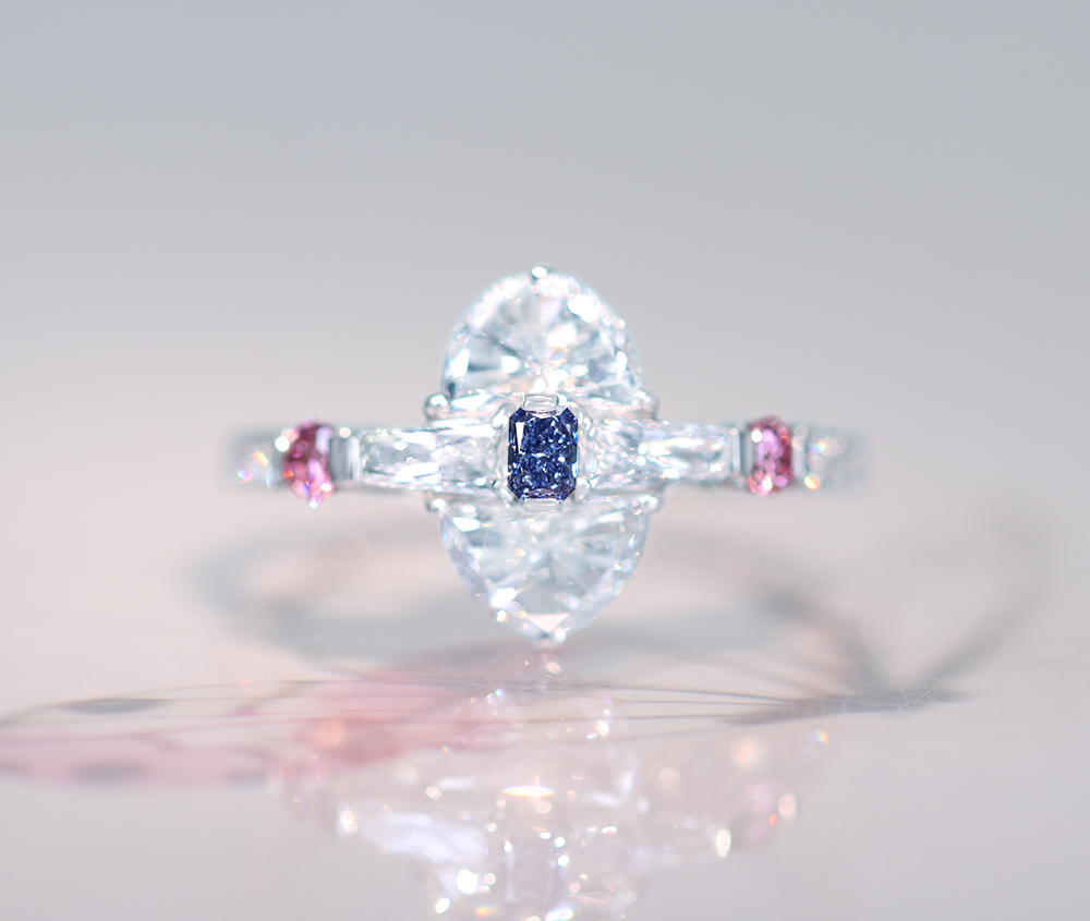 【HANDMADE】PT950　天然ブルーダイヤモンド　0.073ct　FANCY　VIVID BLUE　VS-1　天然ピンクダイヤモンド　0.059ct/0.059ctct　FANCY INTENSE PINK　VVS-2/VS2　 ダイヤモンド　0.40ct E VVS1 / 0.041ct F VS1 ハーフムーン　ダイヤモンド　0.902ct リング　[AGT/中央宝石研究所/GIA]