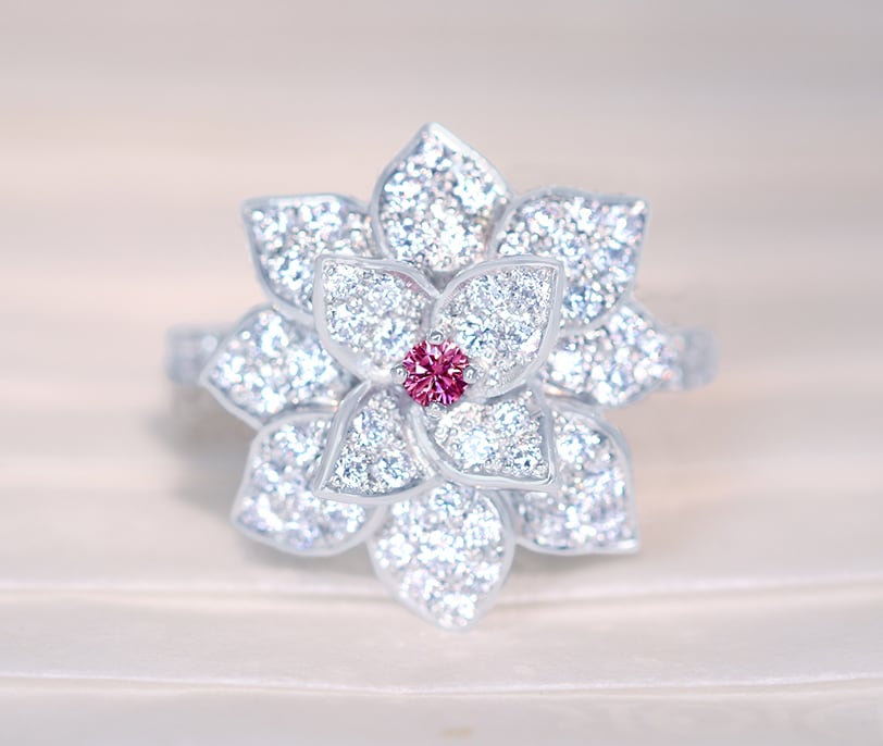 【HANDMADE】PT950　ピンクダイヤモンド　0.055ct　FANCY VIVID PINK　　カラーレスダイヤモンド　1.058ct　　リング　[中央宝石研究所]