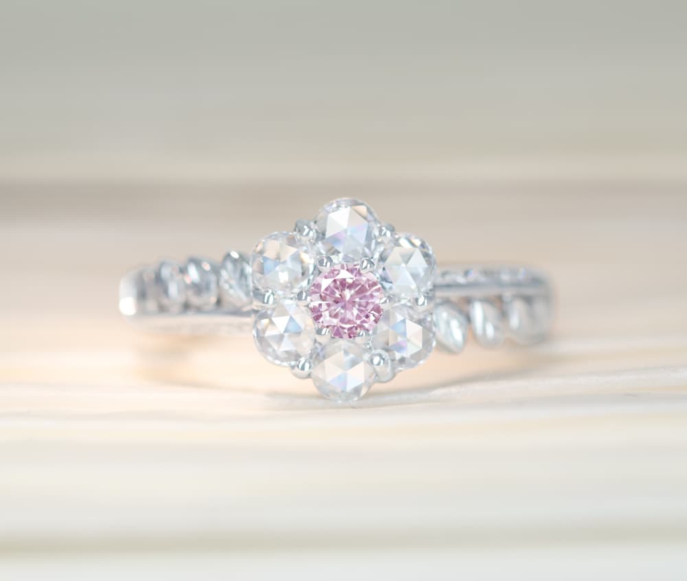 【HANDMADE】PT950　天然ピンクダイヤモンド　0.106ct　FANCY LIGHT PINK　SI2　ローズカットダイヤモンド　0.386ct　ダイヤモンドメレ　0.084ct　リング　フラワーモチーフ[CGL]
