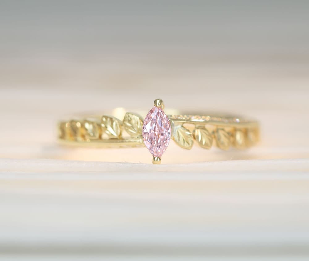 【HANDMADE】K18YG　天然ピンクダイヤモンド　0.151ct　LIGHT BROWN PINK　VS1　ダイヤモンド　0.084ct　リング[CGL]