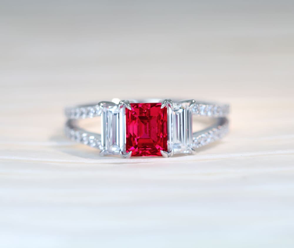 【HANDMADE】PT950 レッドスピネル 1.097ct ダイヤモンド 0.392ct E VS-1 /0.341ct D VS-1リング[中央宝石研究所]