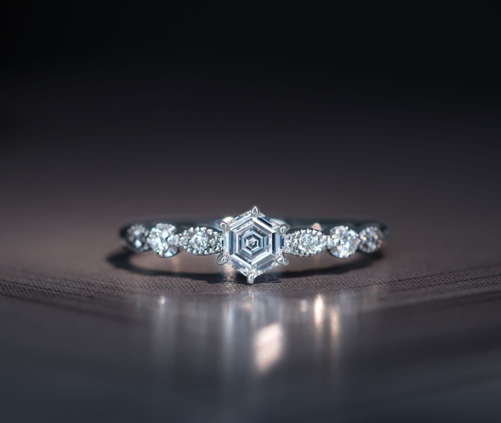 【HANDMADE】PT950 ダイヤモンド F VVS-2 0.259ct ダイヤモンド 0.084ct リング ヘキサゴナル ステップカット[中央宝石研究所]