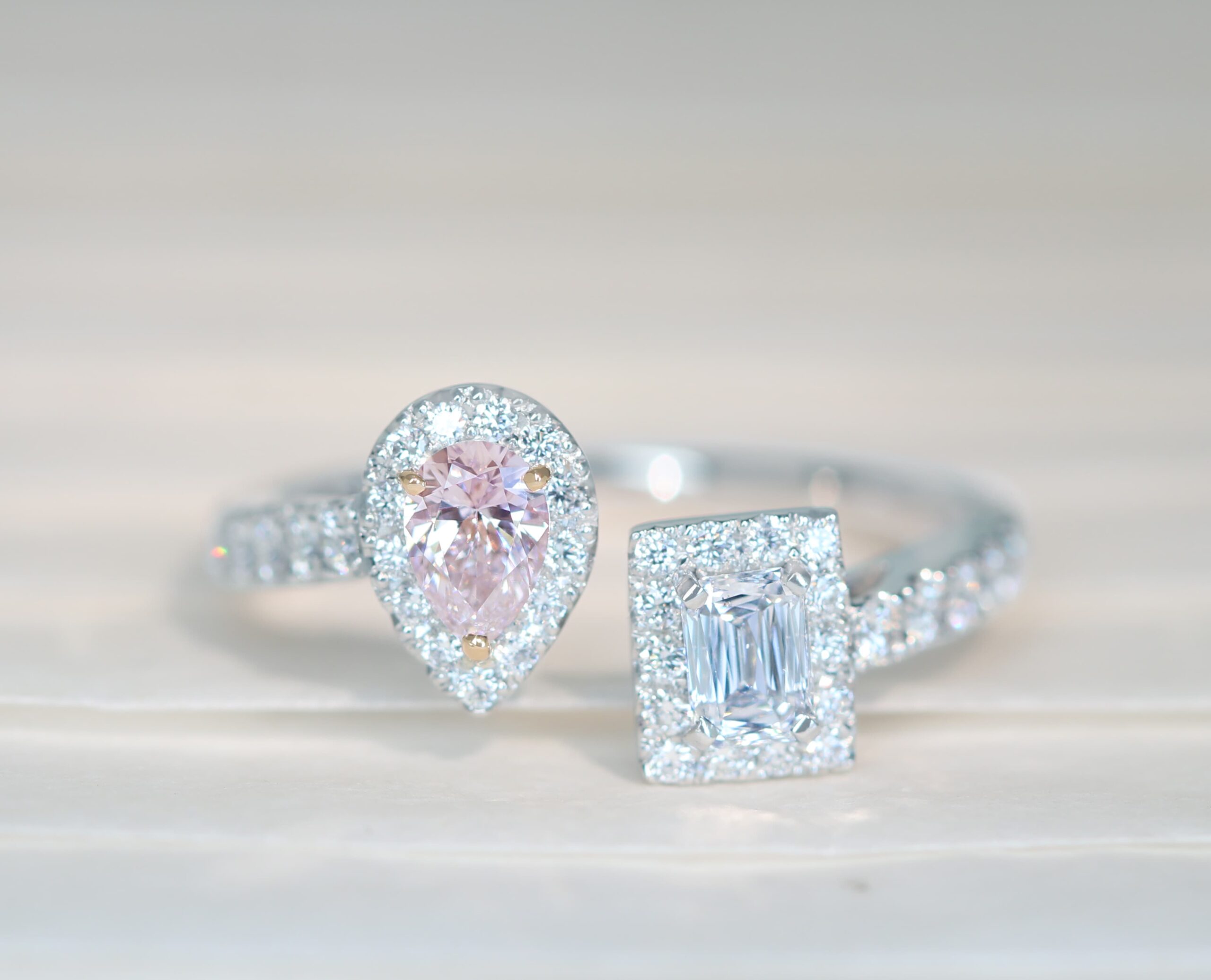 【HANDMADE】PT950 天然ピンクダイヤモンド 0.22ct ダイヤモンド D SI1 0.211ct ダイヤモンド 0.433ct リング トワエモア [中央宝石研究所]