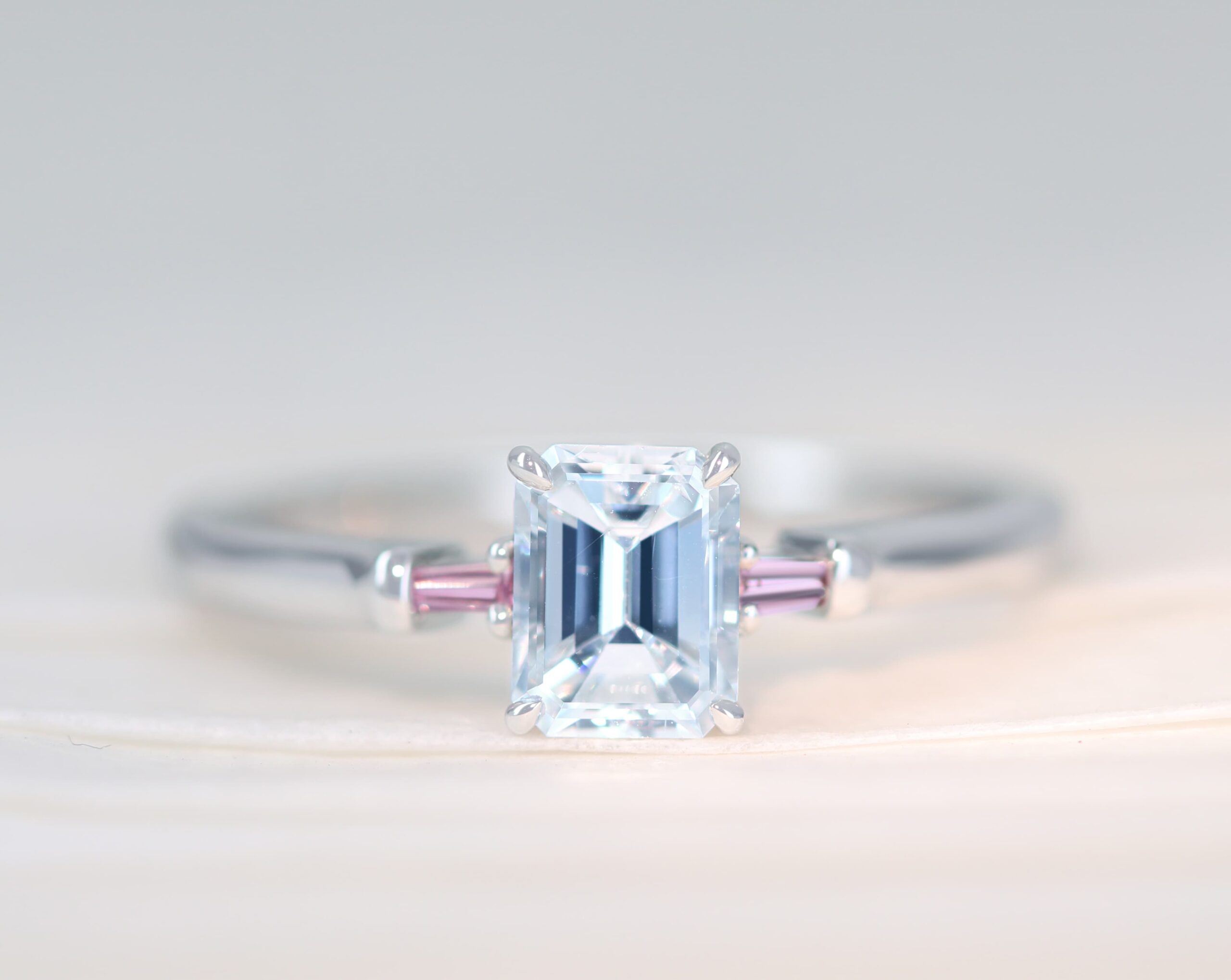 【HANDMADE】PT950　ダイヤモンド　0.707ct　H　SI-1　天然ピンクダイヤモンド　0.033ct　　リング　エメラルドカット[CGL]