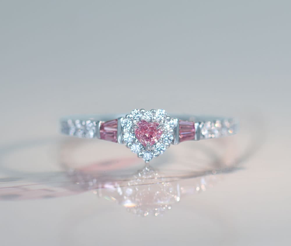 《１００年引き継がれるジュエリーを-　ハンドメイドジュエリー展》【HANDMADE】PT950 0.104ct FANCY PINK SI-2 ピンクダイヤモンド 0.096ct ダイヤモンド 0.30ct リング[中央宝石研究所]