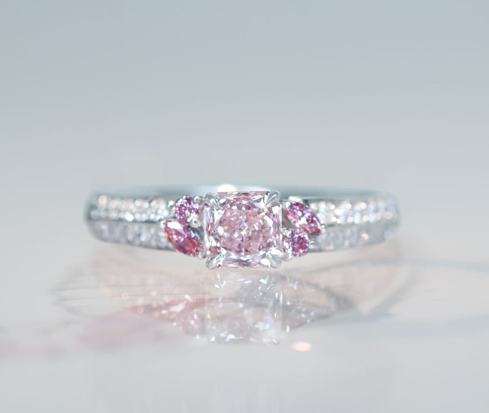 《１００年引き継がれるジュエリーを　ハンドメイドジュエリー展》【HANDMADE】PT950 ピンクダイヤモンド 0.587ct TYPE2　LIGHT PINK VS-2 ピンクダイヤモンド 0.101ct ダイヤモンド 0.266ct リング[中央宝石研究所]