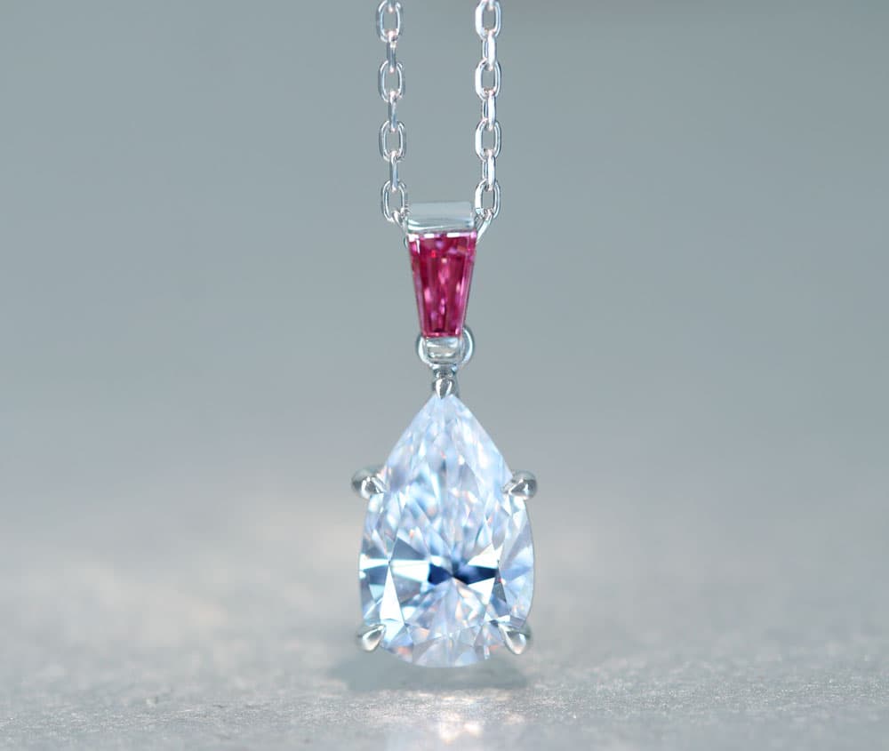 【HANDMADE】PT950 ダイヤモンド TYPE2 D VS-1 0.817ct ピンクダイヤモンド FANCY VIVID PINK VS-2 0.071ct ペンダントトップ[中央宝石研究所]