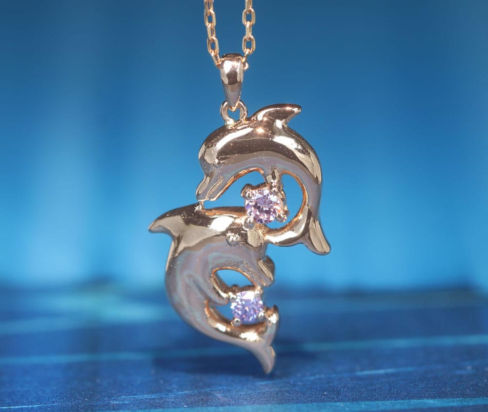 【HANAMADE】K18PG ピンクダイヤモンドFANCY PURPLISH PINK VS2 0.037ct/FANCY LIGHT PINK SI1 0.05ct ペントップ いるか[中央宝石研究所]