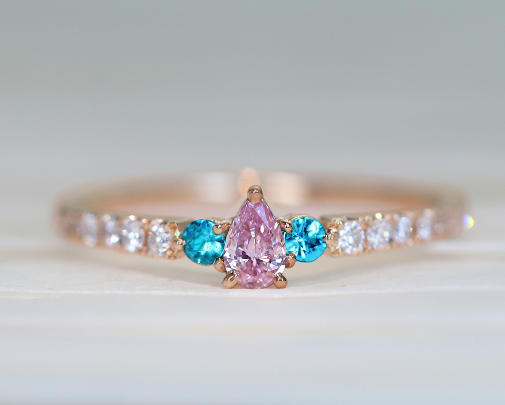 【HANDMADE】K18PG ピンクダイヤモンド 0.12ct FANCY PURPLISH PINK SI2 ブラジル産パライバトルマリン 0.067ct ダイヤモンド 0.12ct リング ペアシェイプ[中央宝石研究所]